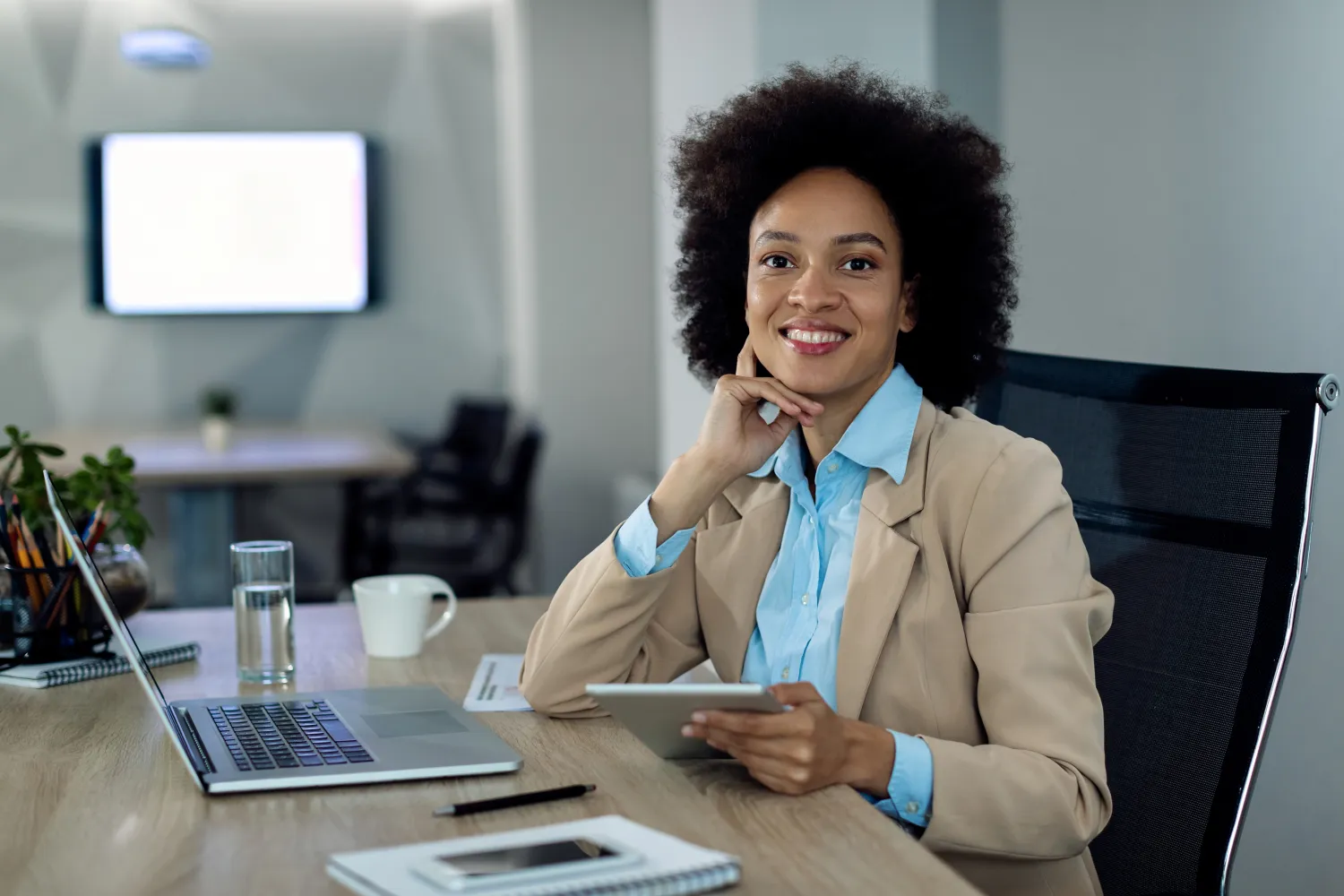 Femme cadre financière africaine en poste dans un bureau de la zone CEMAC, posture confiante.