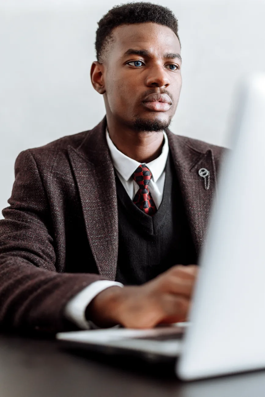 Juriste financier analysant des comptes
